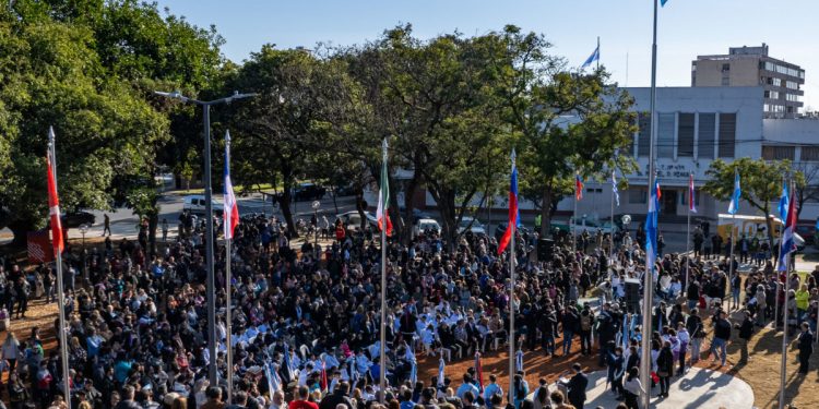 Reinauguraron la Plaza de las Banderas con una gran fiesta popular