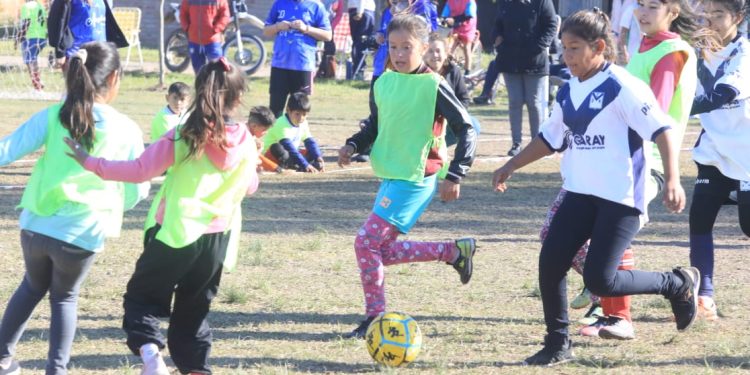 Encuentro de fútbol infantil en Recreo
