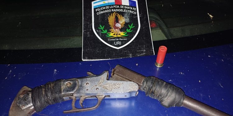 Secuestraron un arma de fuego y trasladaron a dos personas