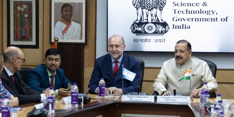 Perotti continúa la misión institucional en India