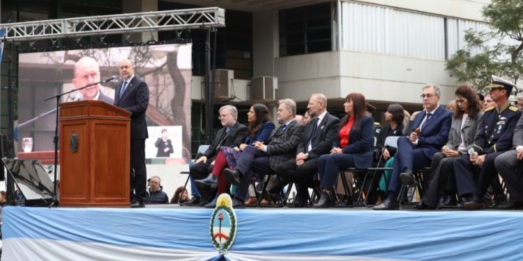 Perotti encabezó el acto por el 207º aniversario de la Independencia Argentina