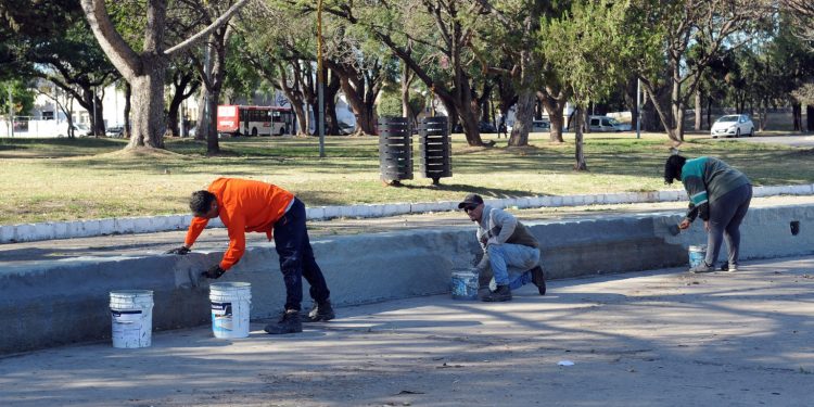 Santa Fe: Por la llegada del verano, comenzaron las tareas de acondicionamiento de los parques del Sur y Garay