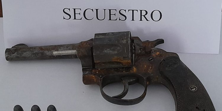 Llambí Campbell: Secuestraron un arma de fuego y trasladaron a dos jóvenes