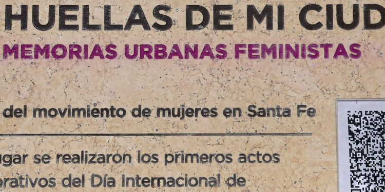 Se colocó la octava baldosa de “Memorias Urbanas Feministas”