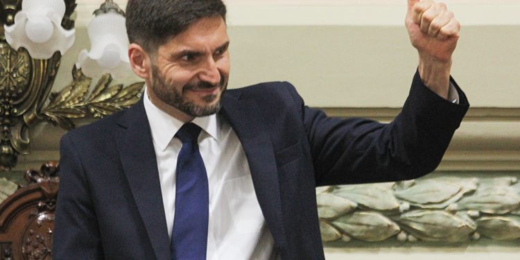 Asumió Pullaro como Gobernador: Anuncios en seguridad, educación y producción